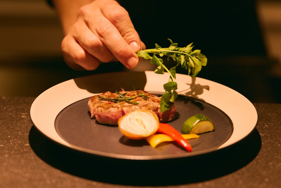 鉄板で焼くステーキ※一例