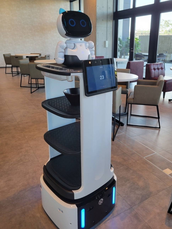 T CAFEで配膳業務を行うCollibot