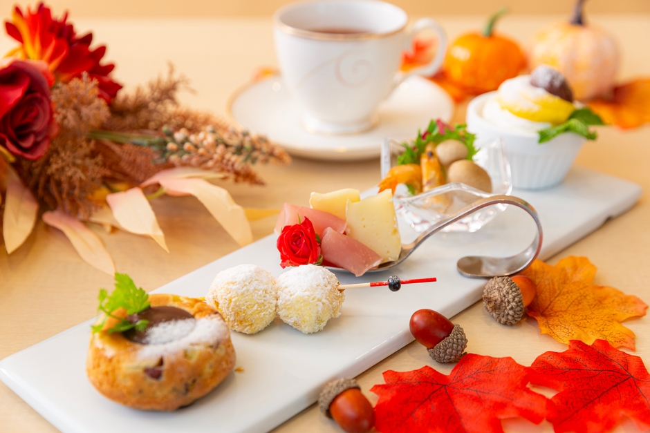 左から、 さつま芋とチョコレートのパウンドケーキ カボチャとクリームチーズのケーキ ヨーグルトソース 生ハムとカマンベールチーズ 林檎のコンフィチュール添え 芝海老とシメジのマリネ クレームブリュレ 炙り甘露煮添え