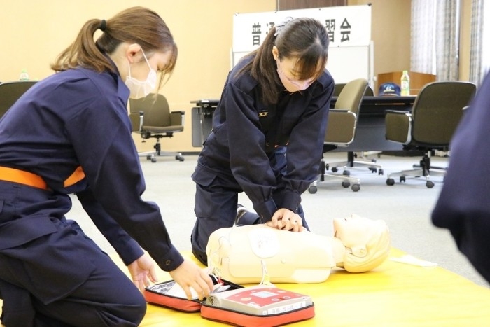 令和4年（2022年）に実施した学生消防団対象の「普通救命講習会」の様子