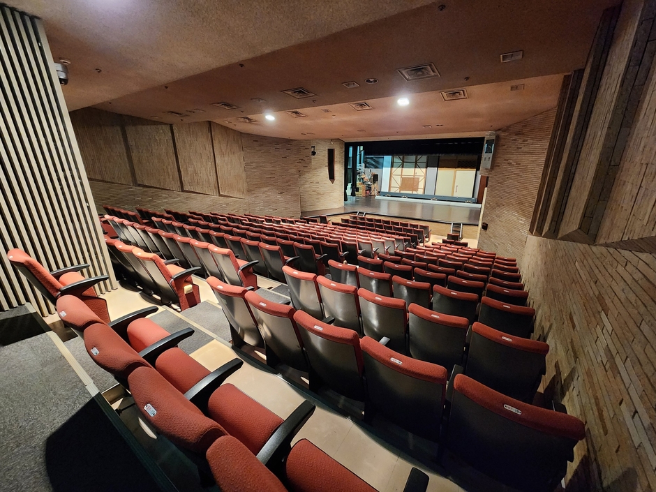 店舗の看板を背負った15組がステージに立つ 池田市民文化会館 アゼリアホール（小ホール）