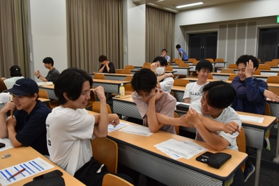 ブラインドラグビー選手の思いを体感する学生