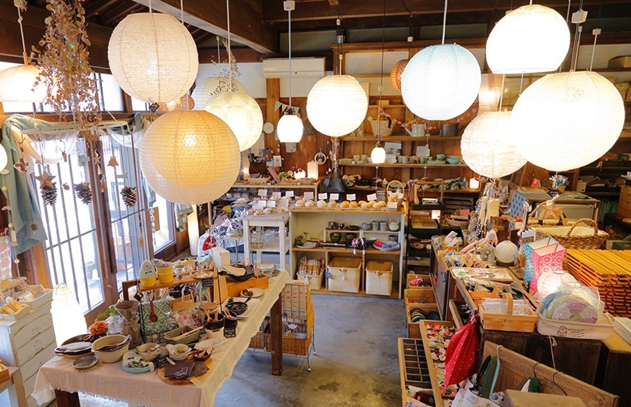 店内を優しく照らすのは、店名の由来にもなっている手漉き和紙の照明