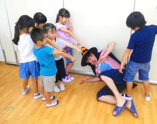 7/25よりこの夏話題の「魔法使い」を演じて 英語が身に付くサマースクール開講