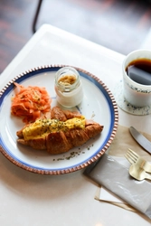 約50年続いた喫茶店の建物を受け継ぐ「Breworld Coffee Kyoto」が地域の日常に寄り添うモーニング営業を開始