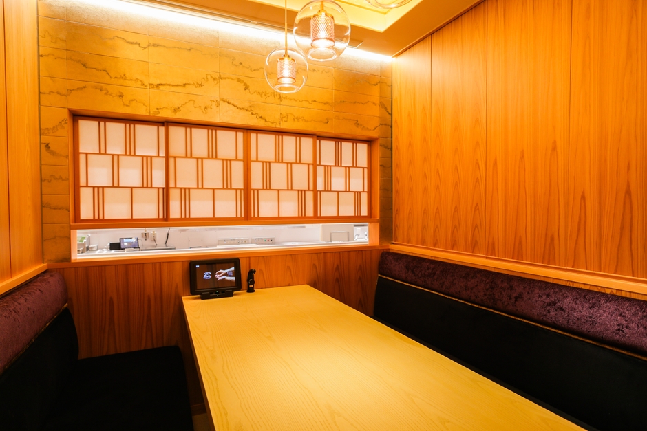 個室は2つ完備。2名様から12名迄ご対応可能。