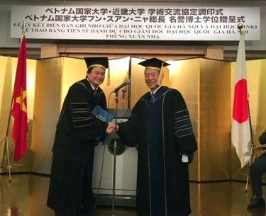 ベトナム国家大学ハノイ校フン・スアン・ニャ総長（左）と近畿大学学長・塩﨑 均（右）