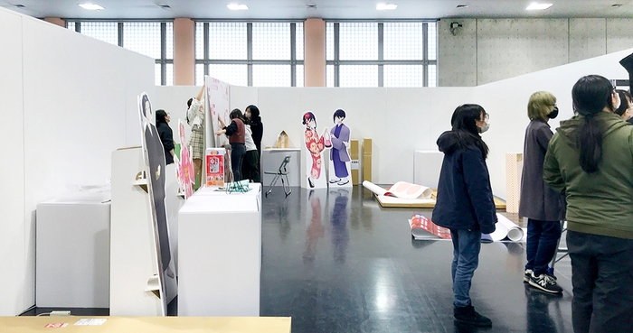 「K展（社会連携展）」の夢館との成果展示物の準備をしている学生の様子