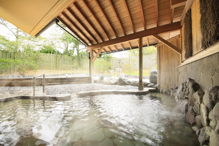 大浴場の露天風呂でも寛ぎのひとときを