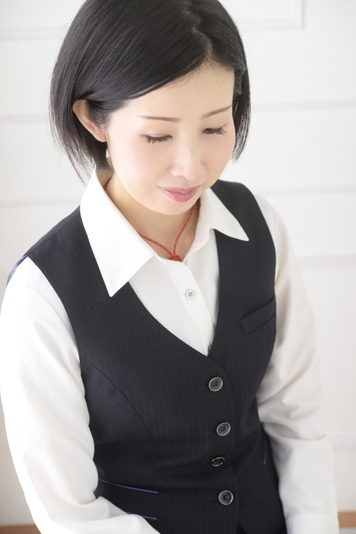 小珠は制服の下に隠れます