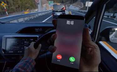 写真6 ながら運転をおこなった場合の危険体験