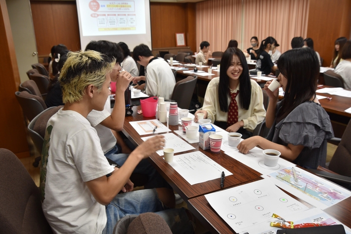 グループでブレンド作りを体験する学生たち