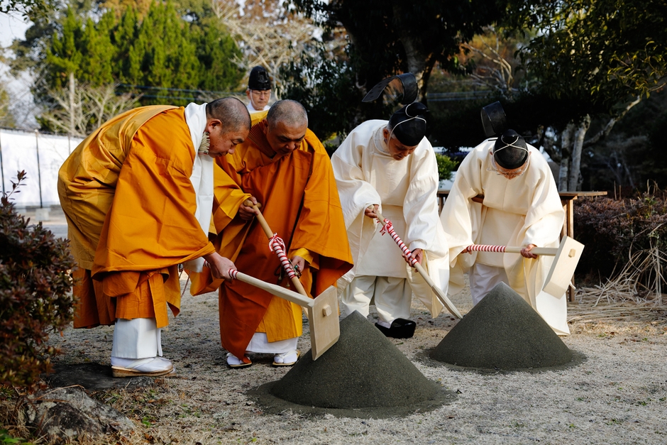 ご宮司・ご住職らによる鍬入れの儀。