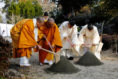 ご宮司・ご住職らによる鍬入れの儀。