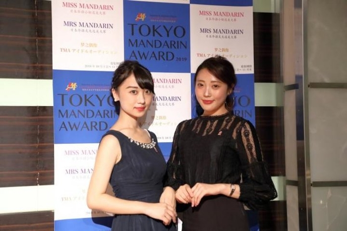 JMUで昨年開催したミス・マンダリンの受賞者(左:ミス・マンダリンの吉川 慧玲、右:準ミス・マンダリンの江原 郁美)