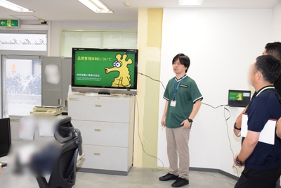 品質管理室見学の様子