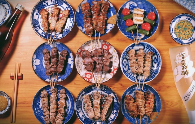備長炭の炭火焼き鳥を食べ放題で！ 『おすすめ屋 神戸三宮店』が 税込2,500円の食べ飲み放題をリニューアル