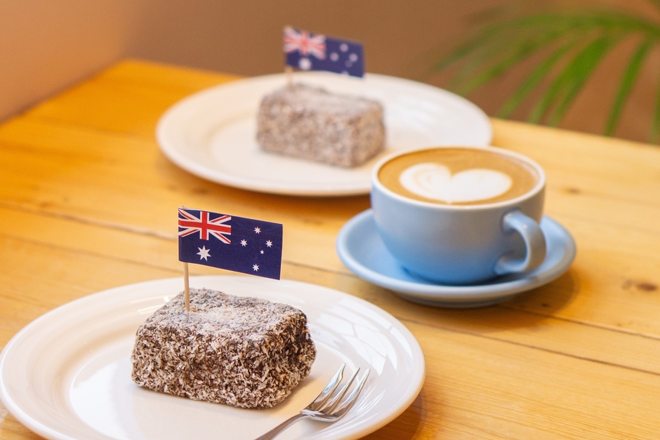 ▲ラミントン+淡路島ラテセット/1,260円(税込)