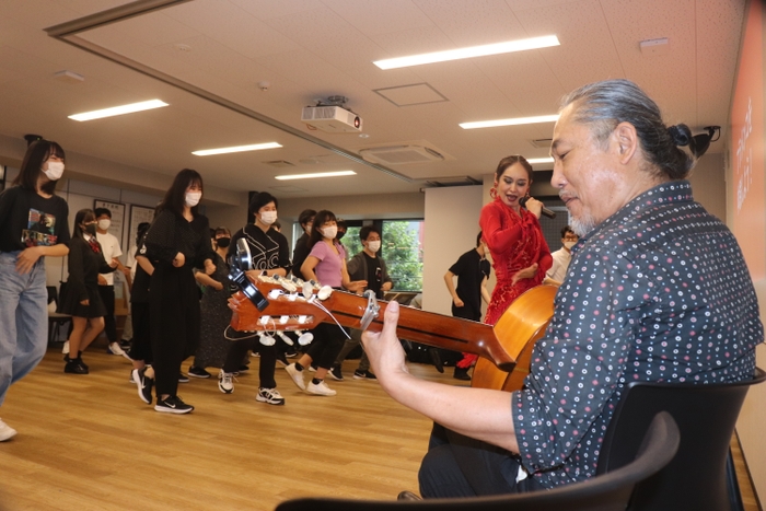 フラメンコ体験する生徒と指導をする星野・内田氏（ギター）