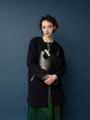 <1>新作「OVERLAPS COAT」には軽く長く着られるエレメントがデザインに組み込まれエレガンスに仕上げられている