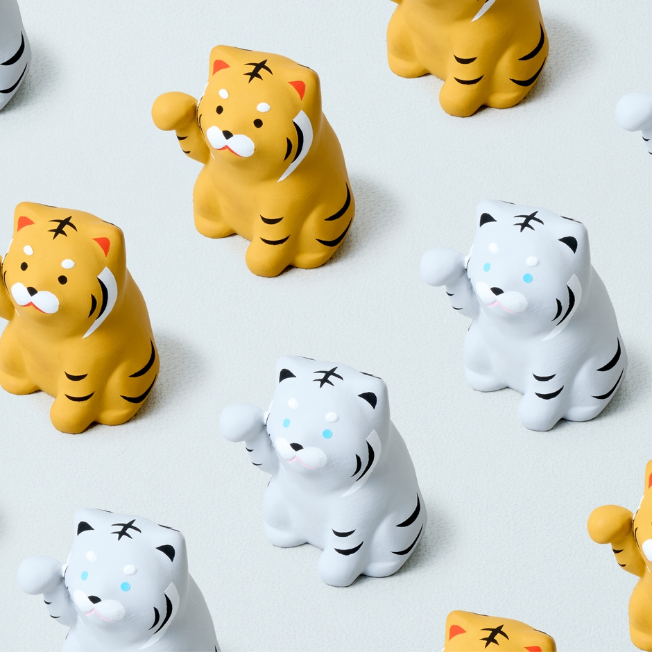 トラの置物 by MANEKI TIGER