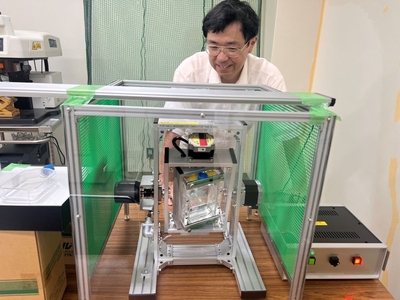 クリノスタットを操作する牧教授