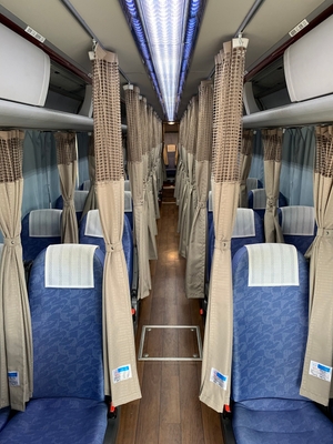 4列シートをカーテンで仕切った車内の様子
