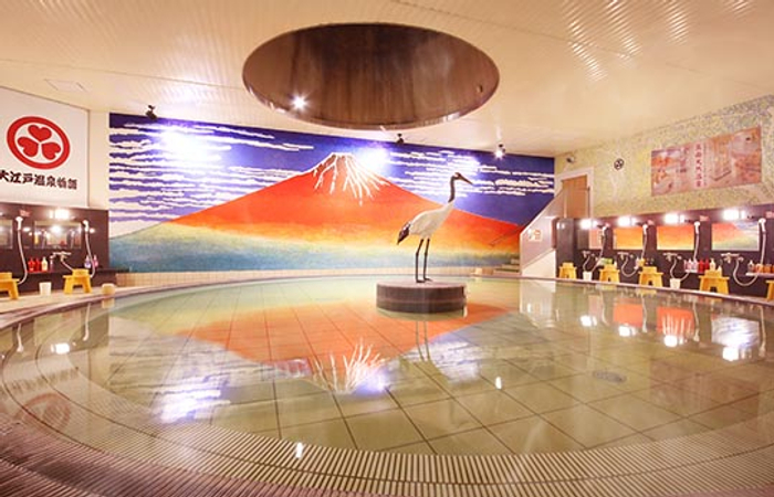 壁一面に富士山が描かれた、その名も大江戸赤富士風呂。浴槽中央の鶴のオブジェなど、どこか昭和レトロな雰囲気も逆に新鮮。