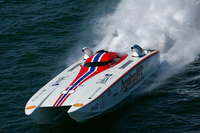 1,200馬力のエンジンを4基搭載するマシンを使用し、海上で繰り広げられるエクストリームなレースは、追求に追求を重ねる時計製造への姿勢を貫くエドックスと高い親和性があります。