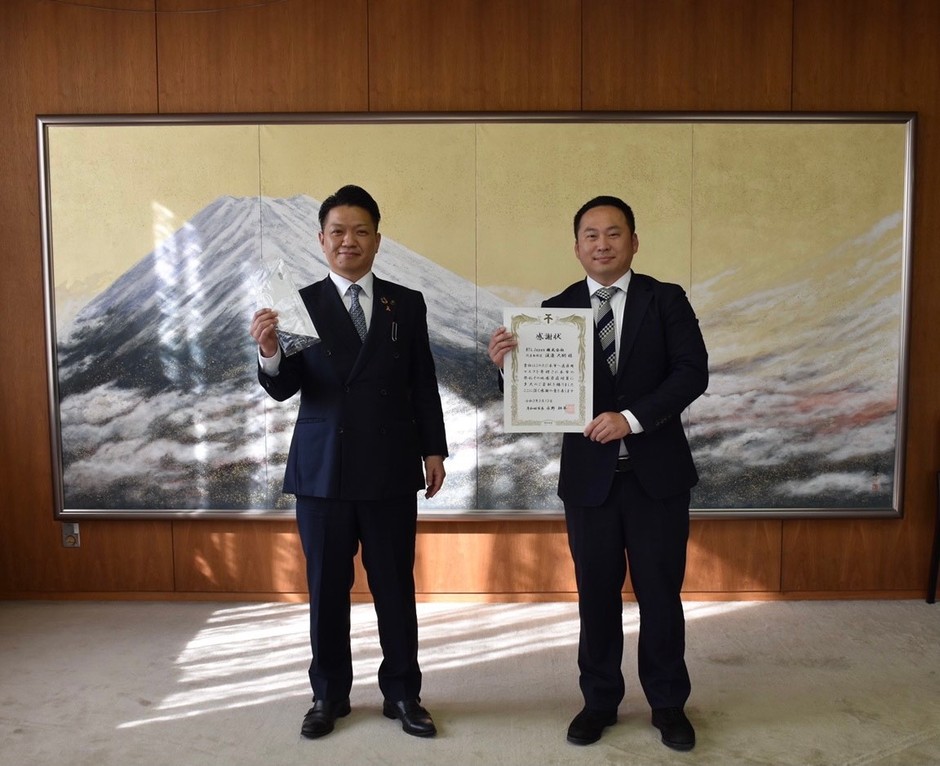 「贈呈式」岸和田市 永野 耕平市長(左)BTL Japan株式会社 日本法人社長 渡邊 大嗣(右)