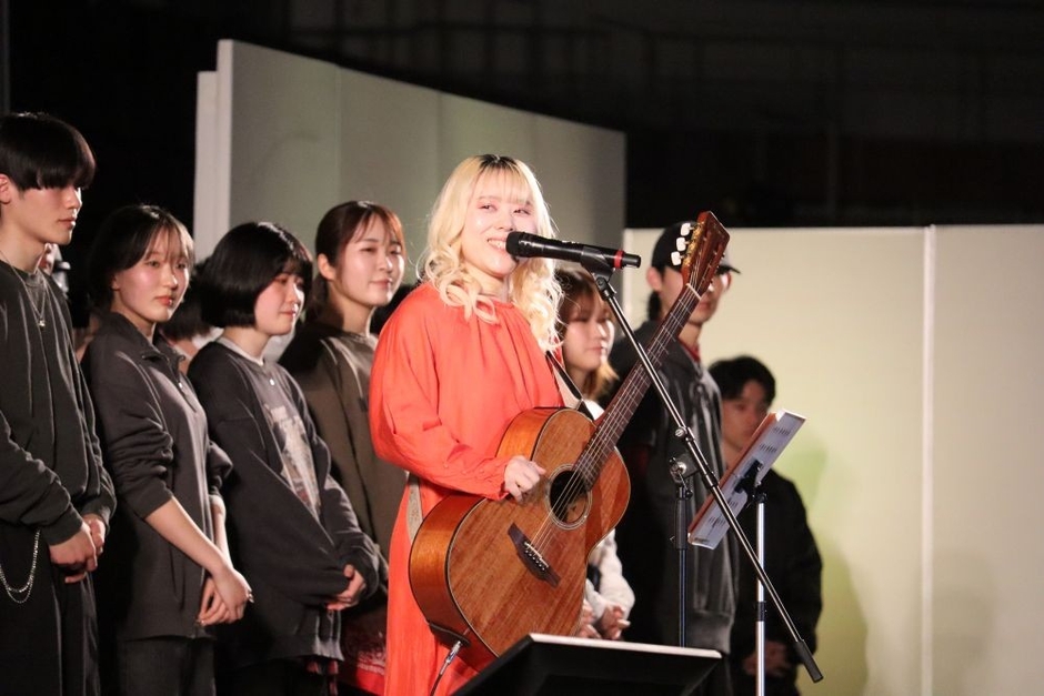 自らの学生時代を振り返りながら新入生に激励の言葉を贈った古川愛理さん