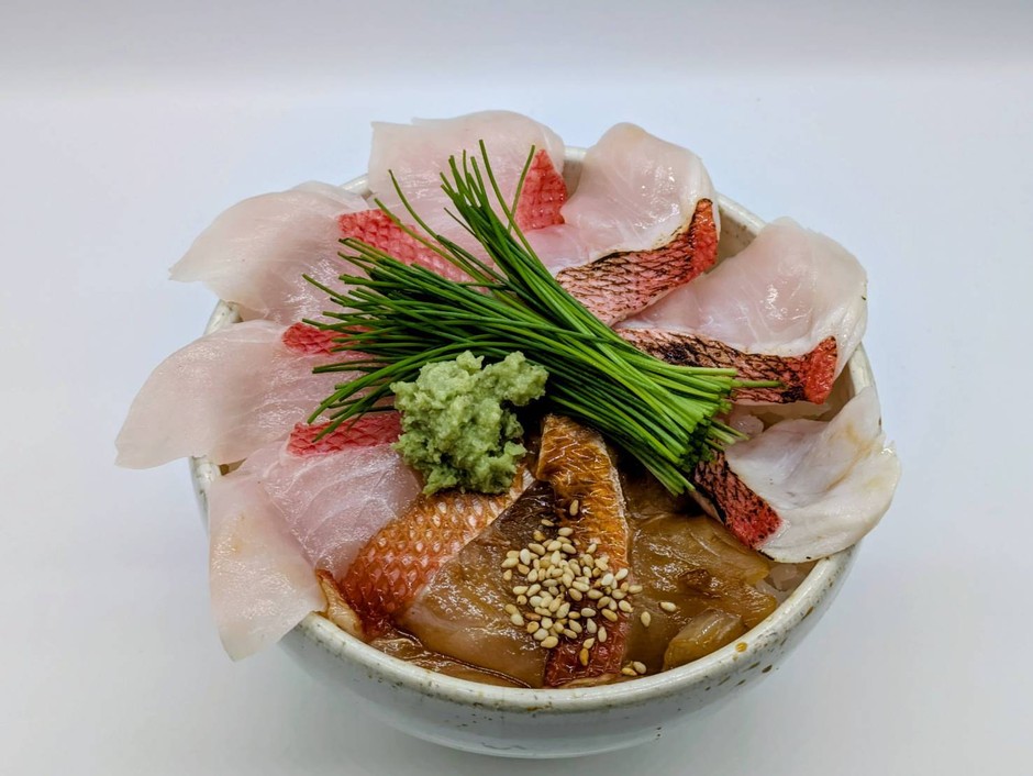 芽ネギ香る金目鯛食べ比べ丼 ~生・炙り・漬け~
