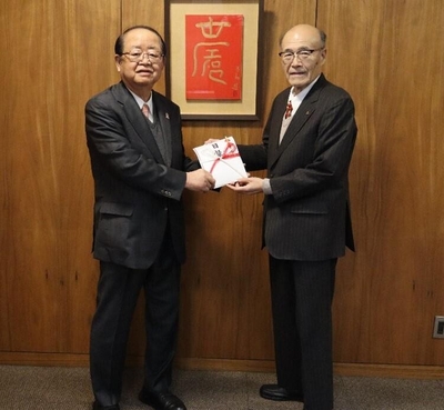 校友会の森会長(右)から目録を受け取る立花前理事長