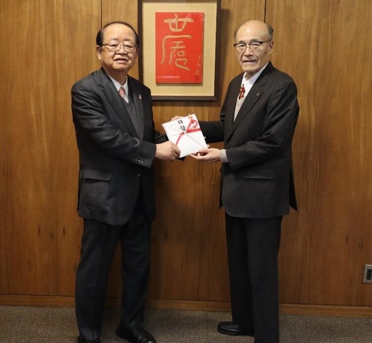 校友会の森会長(右)から目録を受け取る立花前理事長