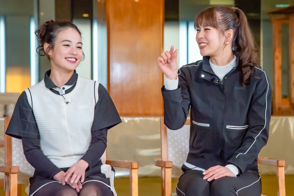 ベストスコア68の腕前を誇る阿部桃子(写真右)