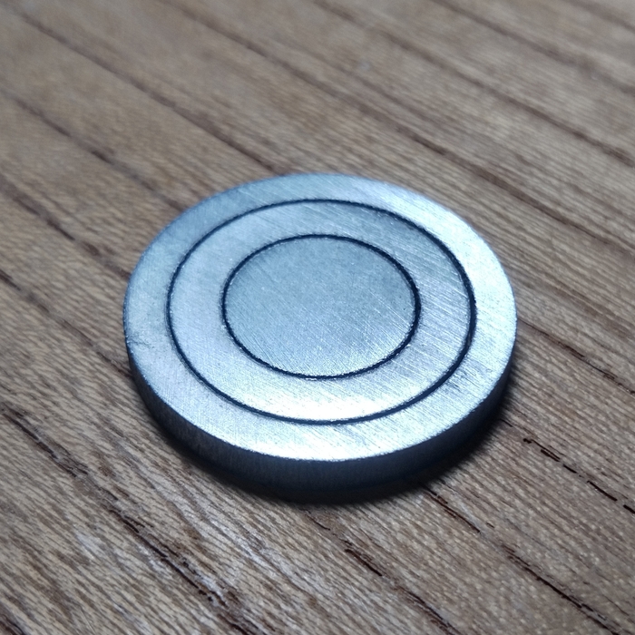 写真３（ハフニウムの板材料を入れ子状に切り分けた写真）