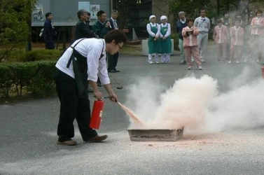 12/15（火）大地震発生を想定したエレベータ内閉じ込め救出「防災訓練」を実施　近畿大学工学部