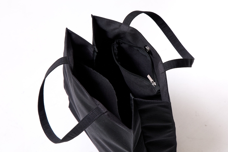 貴重品や小物を分けて収納できる、実用的な内ポケット仕様