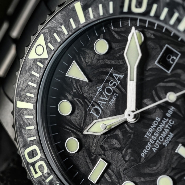 フォージドカーボンの文字盤とベゼルインサート