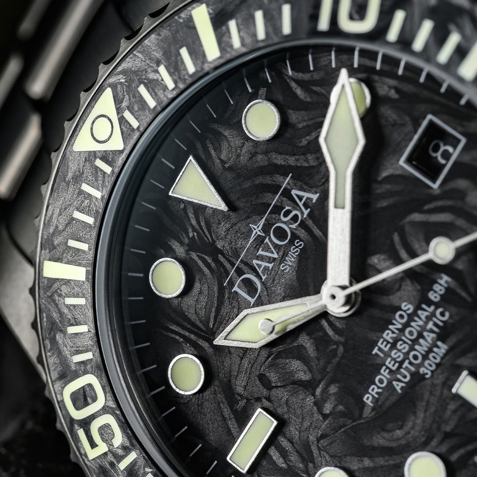 フォージドカーボンの文字盤とベゼルインサート