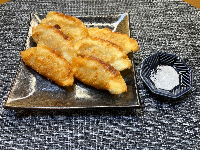 揚げ焼きにしてお塩でいただくおつまみ感覚のサクサク揚げ餃子