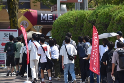 受付へと向かう行列