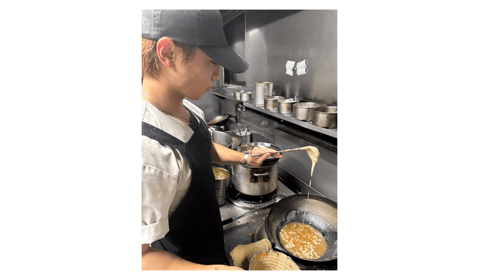 厨房で日々、中華料理を作り続ける