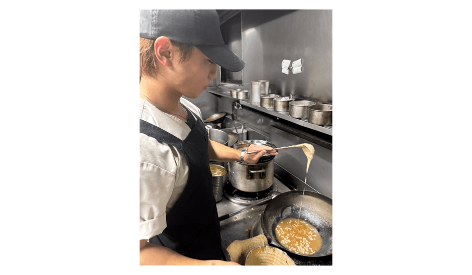 厨房で日々、中華料理を作り続ける