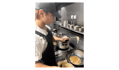 厨房で日々、中華料理を作り続ける