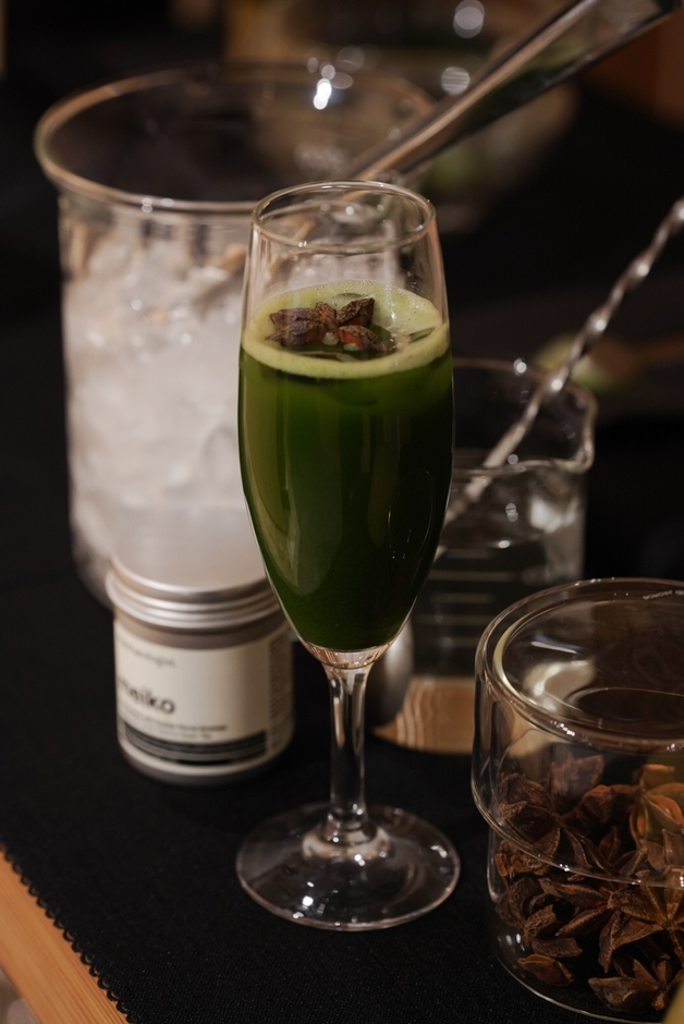 中国茶器の展示のための抹茶カクテル