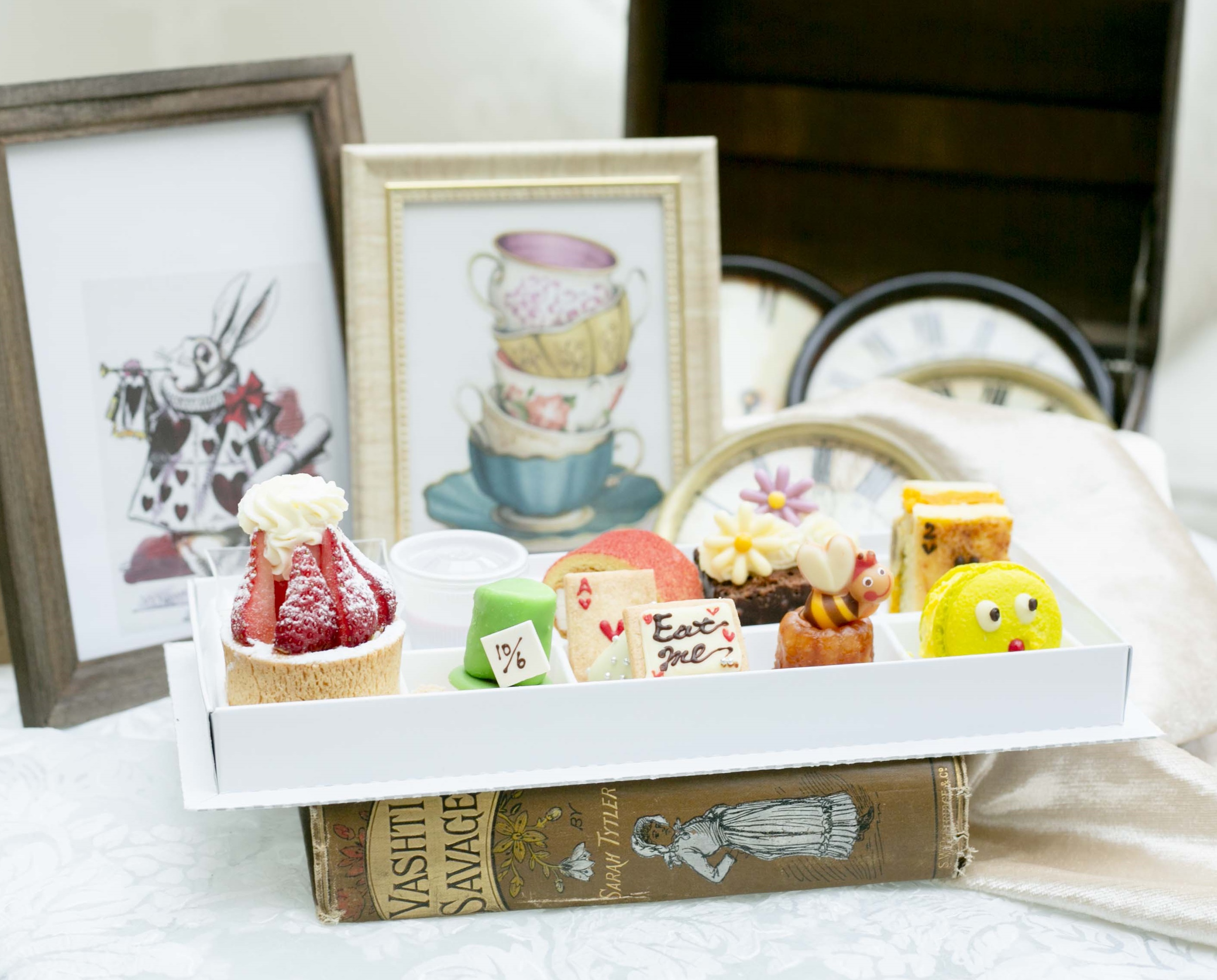 “不思議の国のアリス”モチーフのスイーツでお家お茶会!『不思議の国のアリス アフタヌーンティー』テイクアウト販売開始