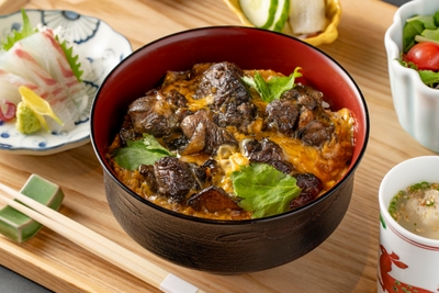 地鶏の親子丼【黒】お刺身付き 1,100円(税込)