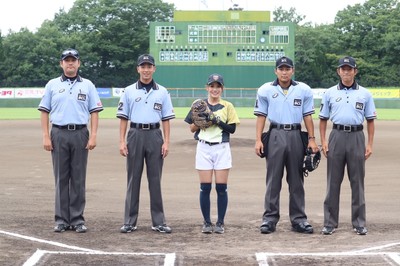 始球式ならぬ“補球式”登場