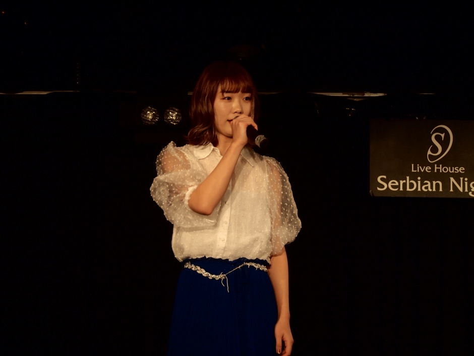 緊張した面持ちで自己紹介する岩村柚希